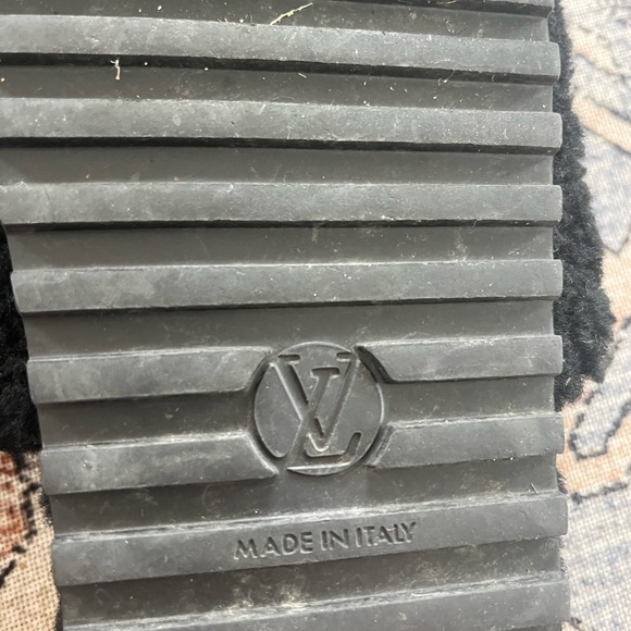 AUTHENTIC LOUIS VUITTON SLIPPERS - Picture 3 of 4